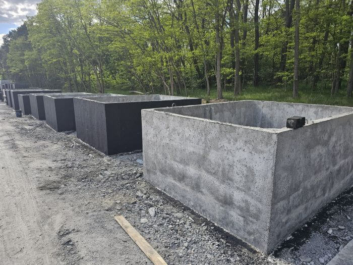Plac produkcyjny z szambami betonowymi Lubliniec gotowymi do transportu